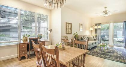Chic Condo w/ Community Pool - Under 10 mins to UF