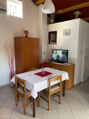 Maison | Cuisine privée | Réfrigérateur, four à micro-ondes, un four, surface de cuisson