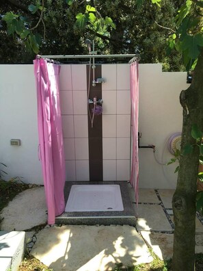 Maison | Salle de bain | Douche, serviettes fournies