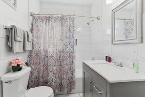Combined shower/tub, towels, soap, toilet paper