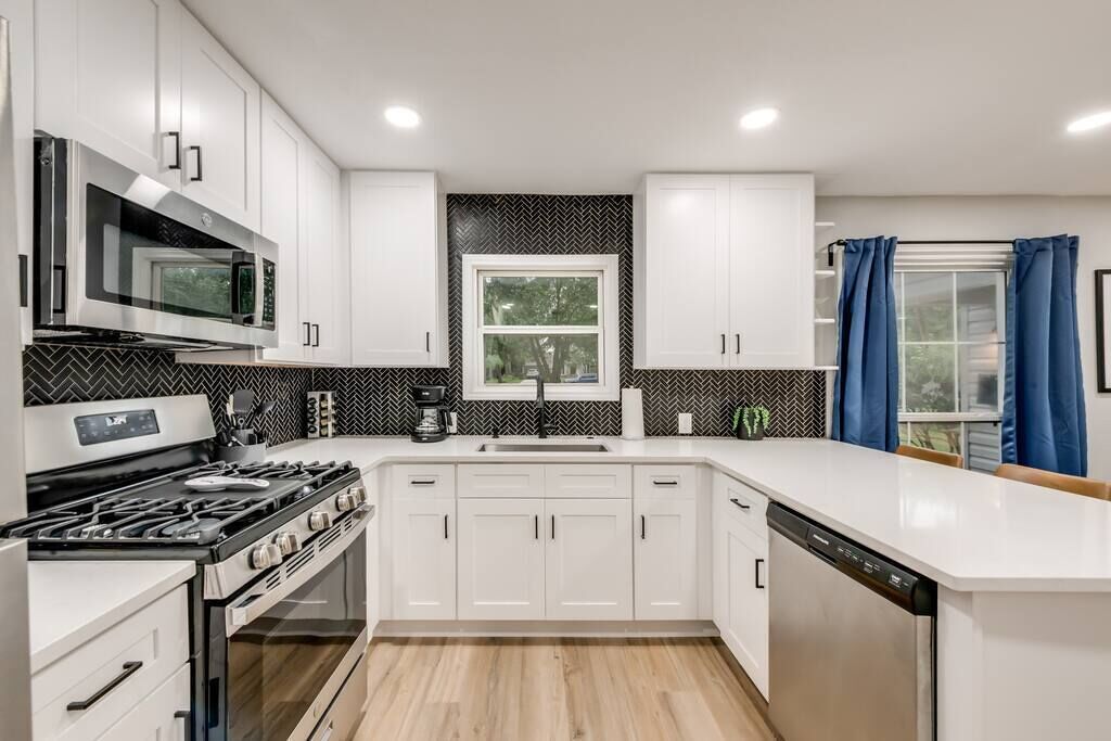 Køleskab, mikrobølgeovn, ovn, kogeplade