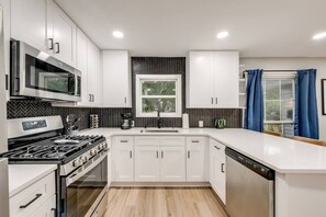 Jääkaappi, mikroaaltouuni, uuni, liesi