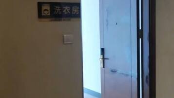 A door with a sign indicating a washroom.