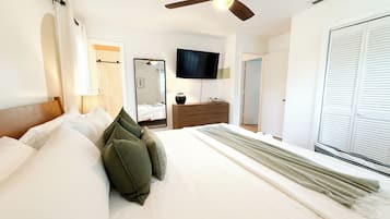 3 bedrooms, desk, iron/ironing board, travel crib