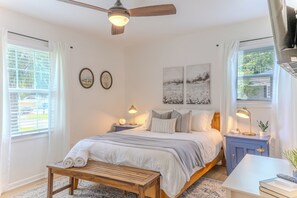 3 chambres, bureau, fer et planche à repasser, lit parapluie