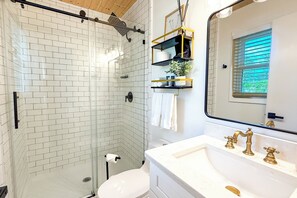 Bañera con ducha, secador de pelo, toallas, jabón