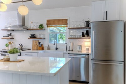 The Gornto Getaway- Game room, 4 TVs, King Bed