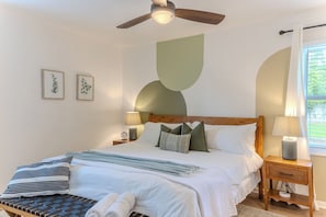 3 bedrooms, desk, iron/ironing board, travel cot - The Gornto Getaway- Game room, 4 TVs, King Bed (Valdosta)