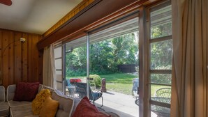 Living area - Riverfront ☆ Spacious ☆ Original Mid-Century Ranch (Tampa)