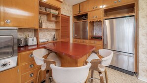 Private kitchen - Riverfront ☆ Spacious ☆ Original Mid-Century Ranch (Tampa)