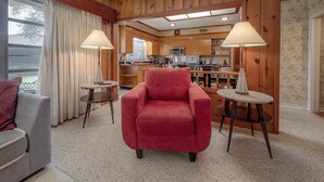 Living area - Riverfront ☆ Spacious ☆ Original Mid-Century Ranch (Tampa)