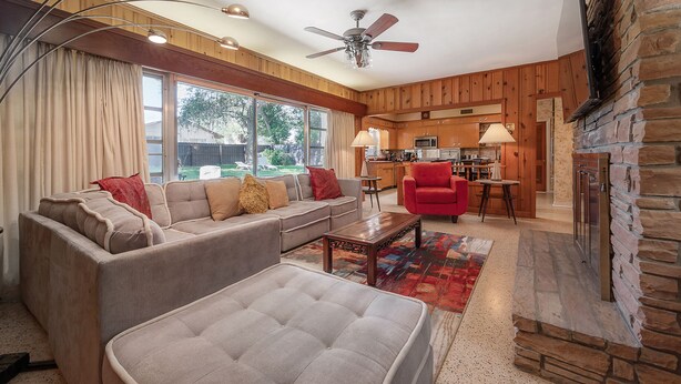 Living area - Riverfront ☆ Spacious ☆ Original Mid-Century Ranch (Tampa)