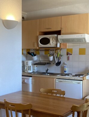 Kylskåp, mikrovågsugn, spishäll och diskmaskin