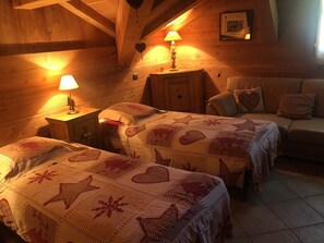 2 bedrooms, iron/ironing board, travel crib, free WiFi - Independent accommodation of 68m² in Chalet "les Bois de Chamonix". (Chamonix-Mont-Blanc)