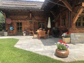 Outdoor dining - Independent accommodation of 68m² in Chalet "les Bois de Chamonix". (Chamonix-Mont-Blanc)