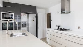 Jääkaappi, mikroaaltouuni, uuni, liesi