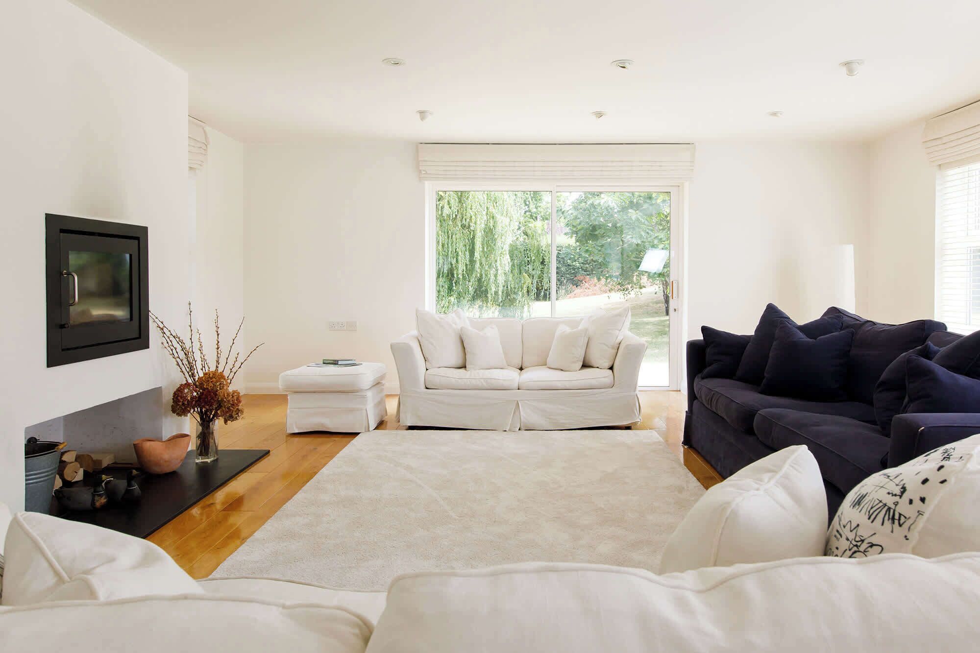 Fernseher, DVD-Player, Bücher, Stereoanlage