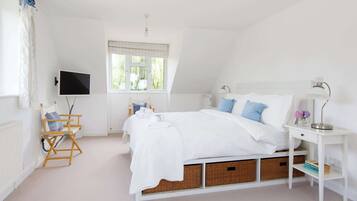 6 Schlafzimmer, Schreibtisch, Bügeleisen/Bügelbrett, Reisekinderbett