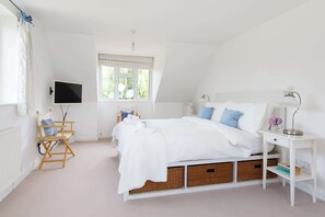 6 bedrooms, desk, iron/ironing board, travel crib - Secluded rural retreat, close to beach - sleeps 12 (West Sussex)