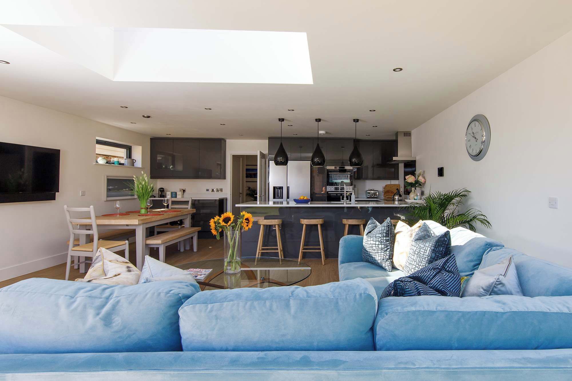 Televisión y oficina 