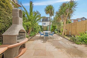 Outdoor dining - Seaside Villa with Garden, 40m to Beach (West Sussex)