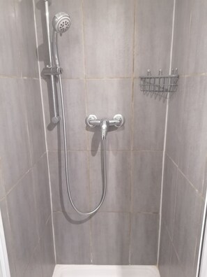 Dusche, Haartrockner, Handtücher, Seife