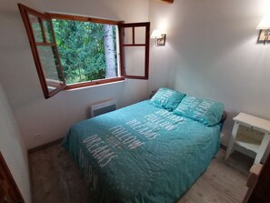 2 bedrooms, soundproofing, iron/ironing board, travel cot - Chalet au Coeur de la Forêt du Boreon Pour les Amoureux de la Nature (Saint-Martin-Vésubie)
