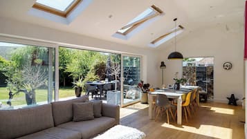 TV de tela plana, lareira, videogames, DVD player