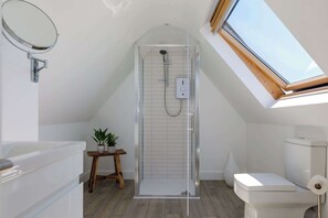 Bathtub, towels - Gorgeous home for 12 - Walk to Beach - Sea View (Chichester)
