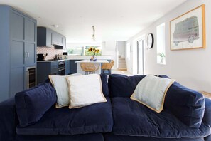 تلفزيون، مدفأة، مشغل دي في دي، مكتب