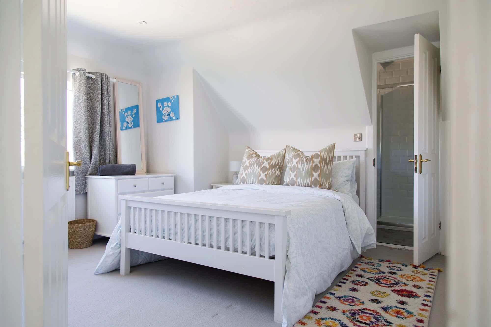 4 bedrooms, desk, iron/ironing board, travel cot