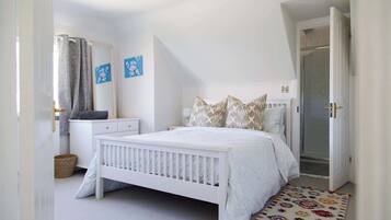 4 bedrooms, desk, iron/ironing board, travel cot