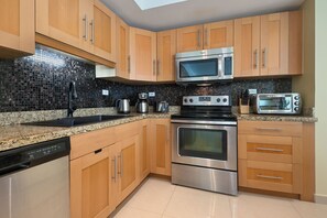 Fridge, microwave, oven, stovetop - Casa Tortuga w/ Pool, Hot Tub, Gym 1M (San Miguel de Cozumel)