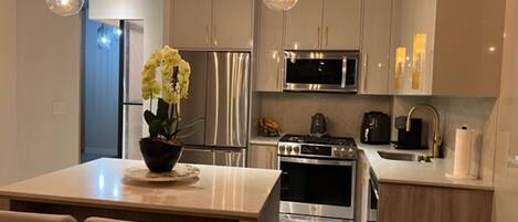 Een koelkast, een magnetron, een oven, een kookplaat