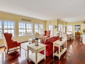 TV, fireplace, books - Minutes from Downtown Easton and St. Michaels | Private Dock | Kayak | Pet Frien (Royal Oak)