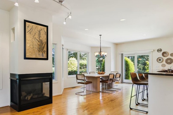 Dining Room & Breakfast Bar