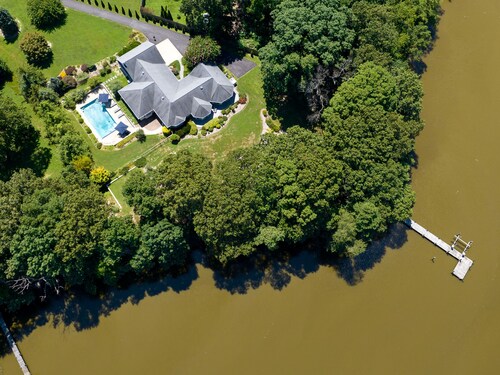Queenstown Waterfront | Boat Ramp | Pool | Private Dock