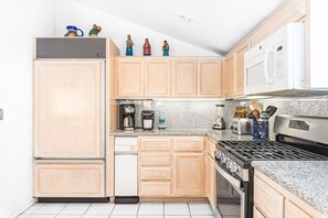 Geladeira, micro-ondas, fogão, cooktop