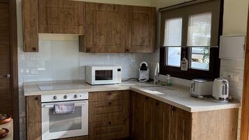 Een koelkast, een magnetron, een oven, een kookplaat