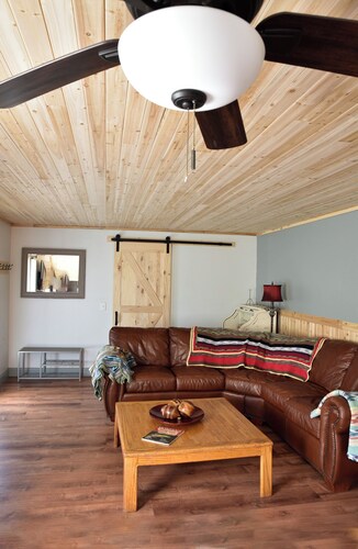 Mill town location by the river w/hot tub