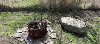 Mill town location by the river w/hot tub