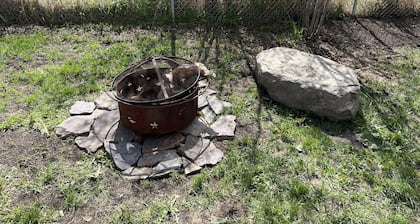 Mill town location by the river w/hot tub