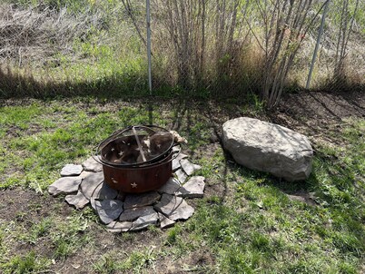 Mill town location by the river w/hot tub