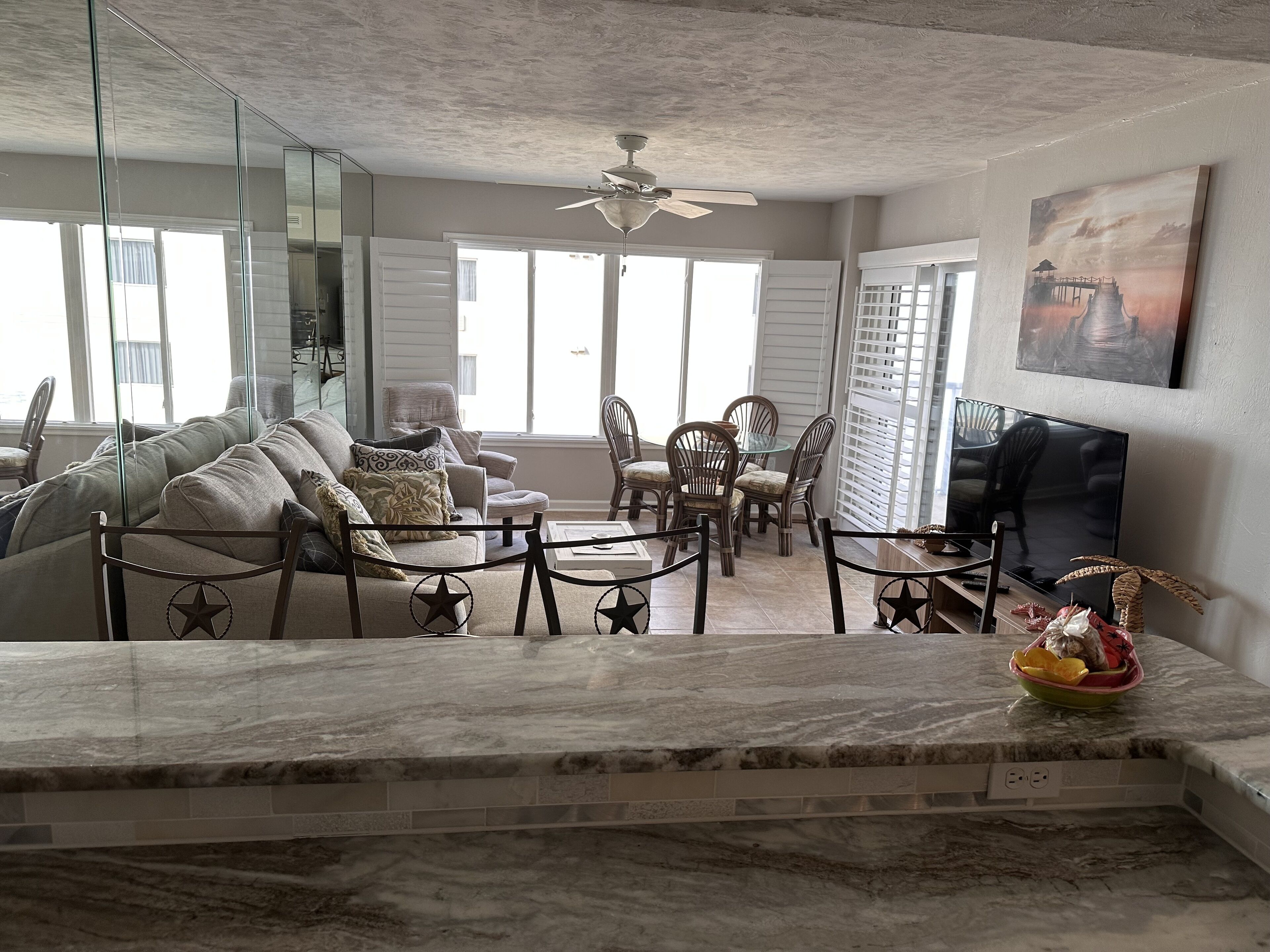 Smart TV, DVD player, livros, biblioteca musical