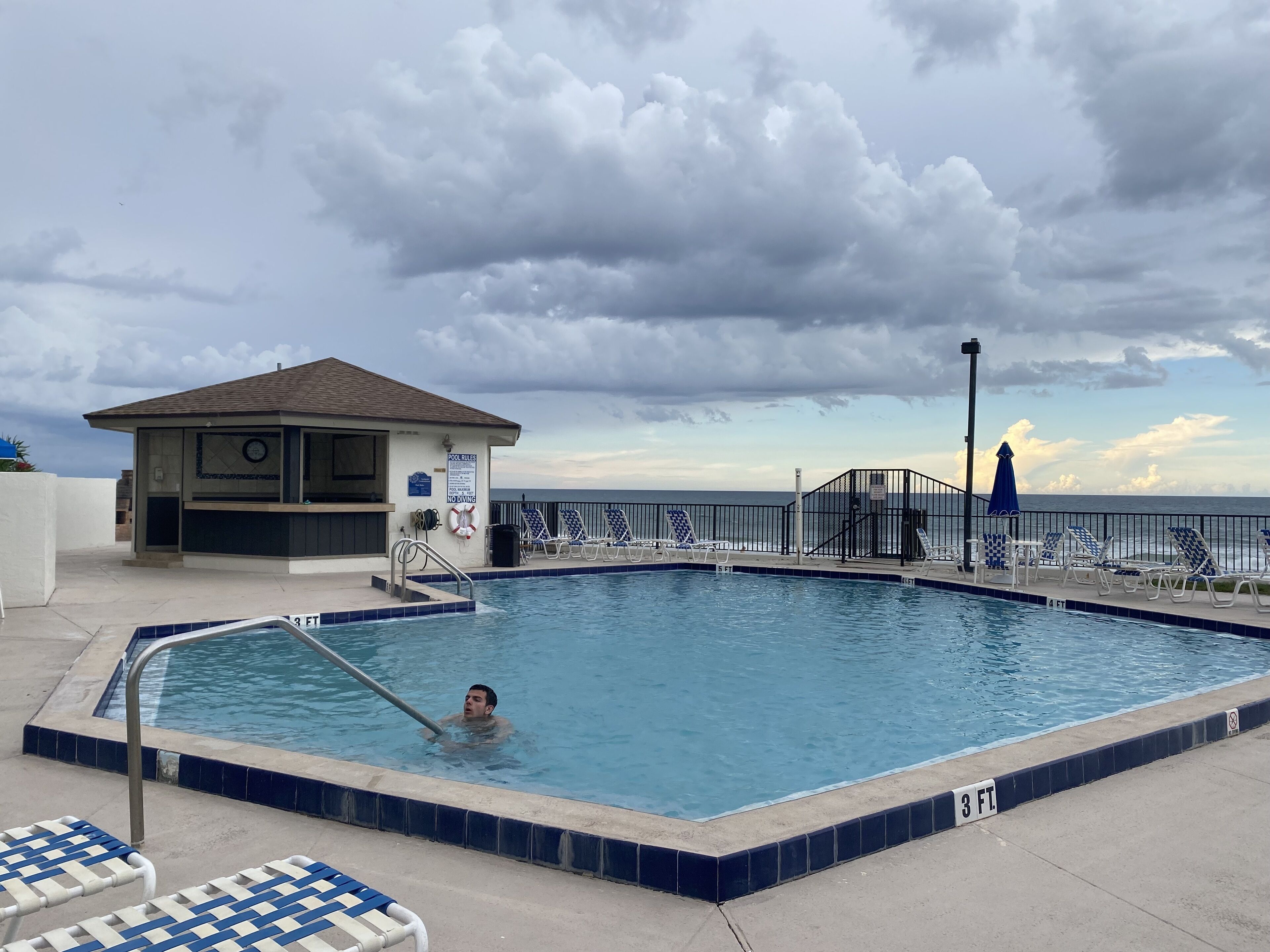 Een buitenzwembad, een verwarmd zwembad