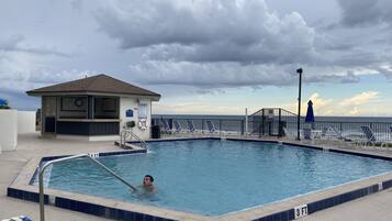 Een buitenzwembad, een verwarmd zwembad