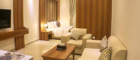 Junior Suite | 1 bedroom, premium bedding, pillow-top beds, blackout curtains