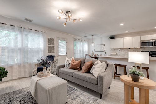 Charming Townhome, 3 beds, 2.1 baths, 2 car garage