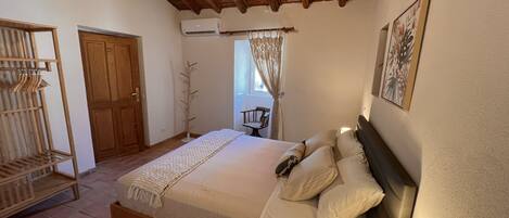 2 chambres, bureau, fer et planche Ă repasser, lit parapluie