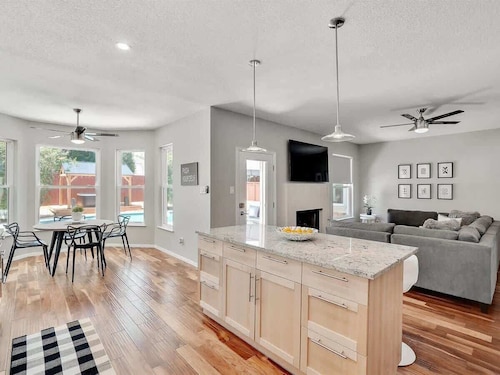 Luxury Escape Home with pool/spa/game room